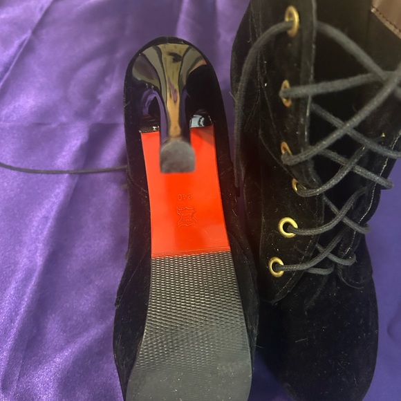 Vero Cuoio Italian Made Black High Heel Bootie. - Picture 9 of 14